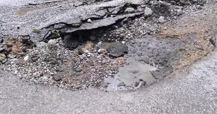 Osmaniye’nin Kadirli ilçesine bağlı Aşağıbozkuyu Köyü’nde etkili olan dolu ve