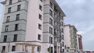 Osmaniye'nin Kadirli ilçesinde TOKİ tarafından yapılan sosyal konutlarda yaşayan vatandaşlar