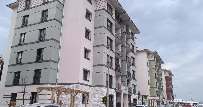 Osmaniye'nin Kadirli ilçesinde TOKİ tarafından yapılan sosyal konutlarda yaşayan vatandaşlar