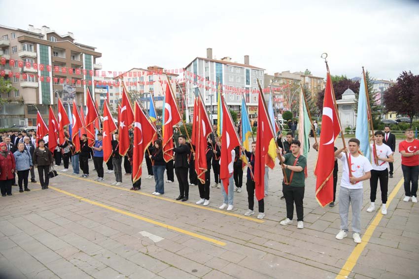 Kahramankazan’da gençler 19 Mayıs için yürüdü Kahramankazan’da 19 Mayıs Atatürk’ü Anma, Gençlik ve Spor Bayramı; tiyatro