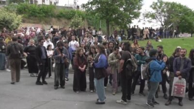 Cumhurbaşkanı Recep Tayyip Erdoğan’ın kararıyla Bilgi Üniversitesi’nin kapatılmasına karşı öğrenciler,