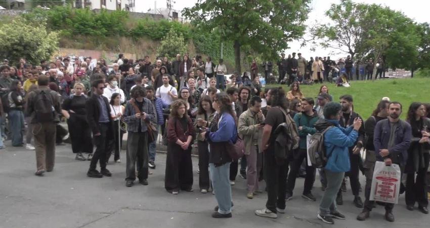Cumhurbaşkanı Recep Tayyip Erdoğan’ın kararıyla Bilgi Üniversitesi’nin kapatılmasına karşı öğrenciler,