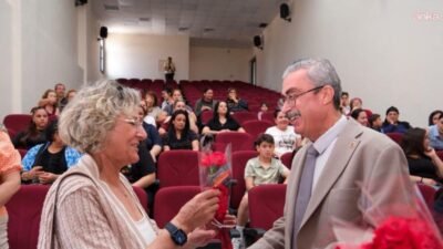 Karataş Belediyesi’nin Atatürk Gençlik Merkezi’nde düzenlediği Anneler Günü müzik dinletisi,