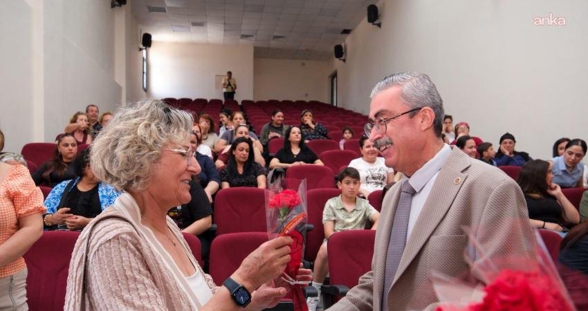 Karataş Belediyesi’nin Atatürk Gençlik Merkezi’nde düzenlediği Anneler Günü müzik dinletisi,