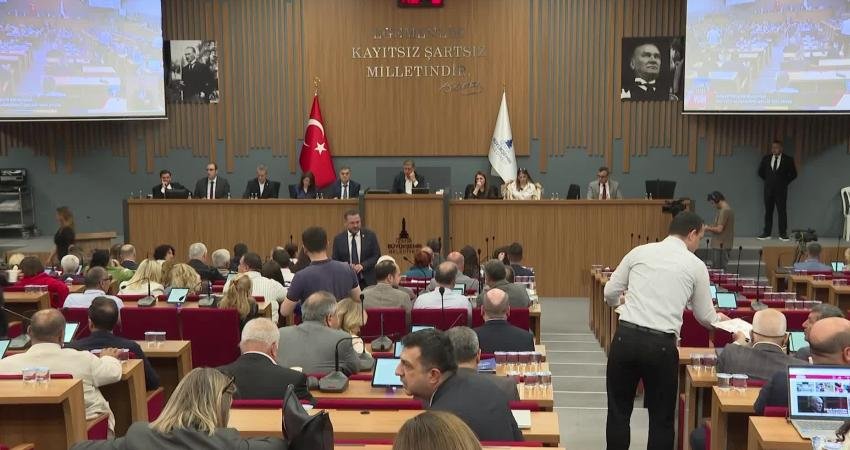 İzmir Büyükşehir Belediye Meclisi’nin olağanüstü toplantısında, Karşıyaka Zübeyde Hanım Stadyumu