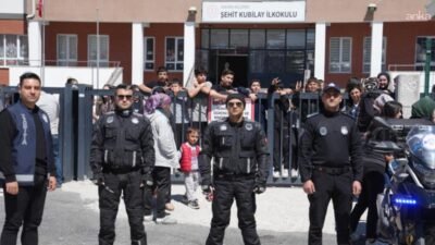 Keçiören Belediyesi Zabıta Müdürlüğü ekipleri, okulların dağılma saatinde öğrencilerin güvenliği