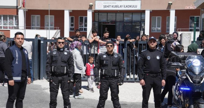 Keçiören Belediyesi Zabıta Müdürlüğü ekipleri, okulların dağılma saatinde öğrencilerin güvenliği