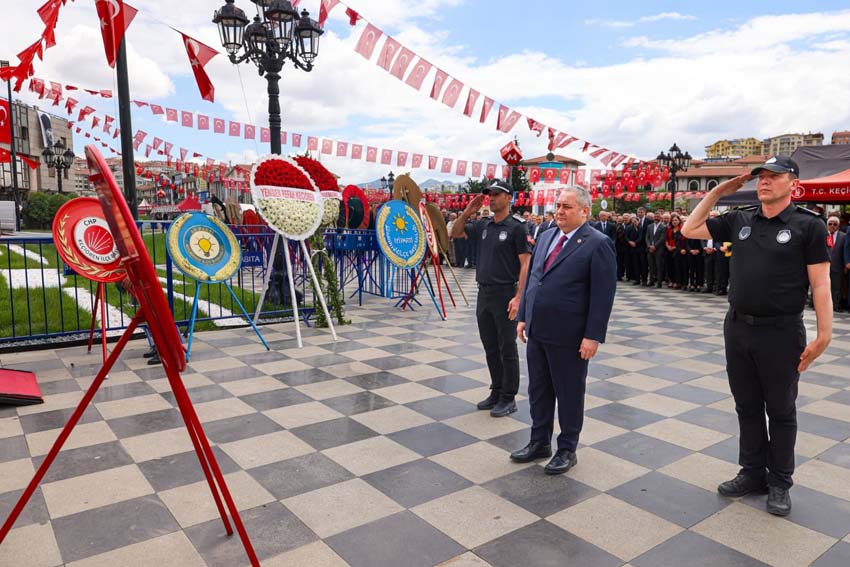 Keçiören’de 19 Mayıs kutlamaları çelenk sunma töreni ile başladı Keçiören’de 19 Mayıs Atatürk’ü Anma Gençlik ve Spor Bayramı kutlamaları