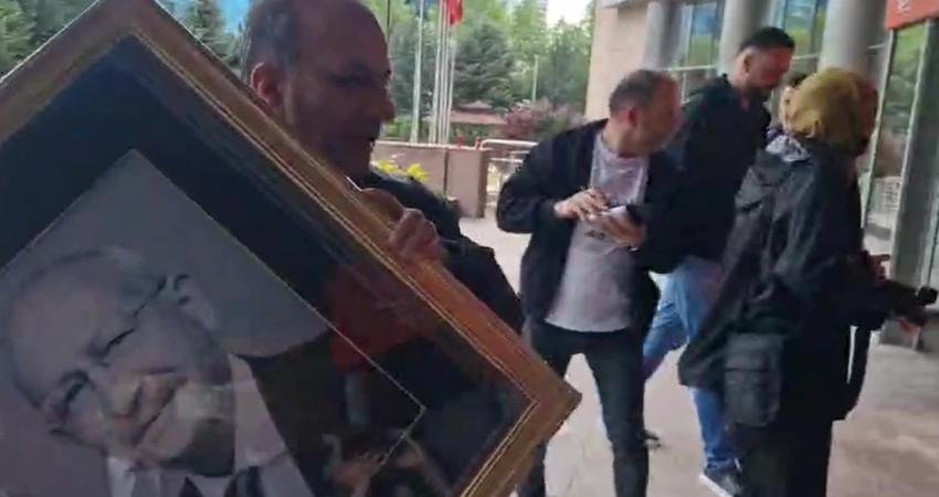 Kemal Kılıçdaroğlu'nun fotoğrafı, polis müdahalesiyle tahliye edilen CHP Genel Merkezi'nin