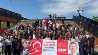 CHP Kemalpaşa İlçe Başkanı Yoldaş Gümüşkaya, ilçe başkanlığı önünde parti