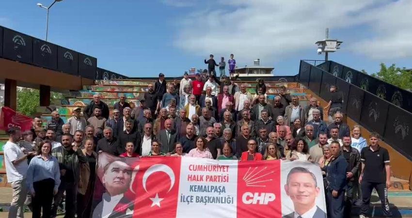 CHP Kemalpaşa İlçe Başkanı Yoldaş Gümüşkaya, ilçe başkanlığı önünde parti