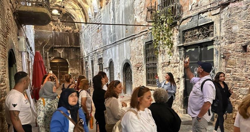 Konak Belediyesi’nin düzenlediği Kemeraltı Şenliği tüm hızıyla devam ederken, şenlik
