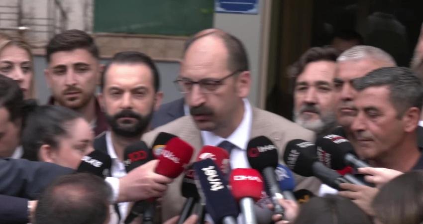 Kılıçdaroğlu’nun basın danışmanı Sönmez: “Kılıçdaroğlu’nun görevi mahkeme kararıyla başladı” Kemal Kılıçdaroğlu'nun basın danışmanı Atakan Sönmez, Kılıçdaroğlu'nun görevinin mahkeme kararıyla