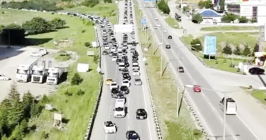 Kırıkkale’de bayram dönüşü yoğunluğu başladı Kurban Bayramı tatilinin son günlerinde memleketlerinden dönüşe geçen vatandaşlar, Türkiye’nin