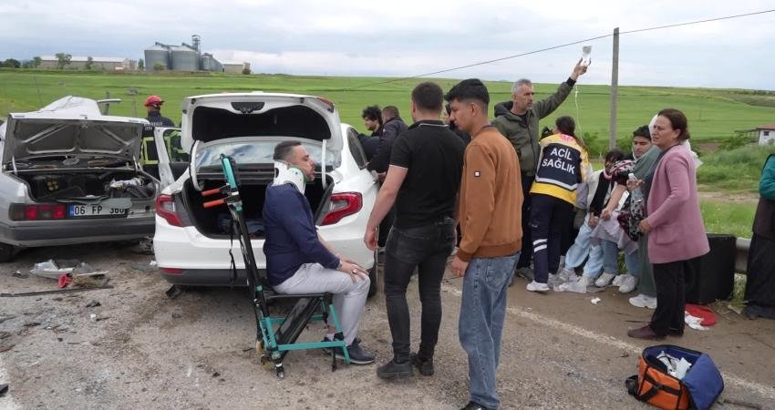 Kırıkkale’de iki otomobil çarpıştı: 3 ölü, 6 yaralı Kırıkkale'de iki otomobilin çarpışması sonucu meydana gelen trafik kazasında 3