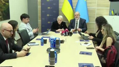 Kırım Tatar halkının lideri Mustafa Kırımoğlu, bir grup Türk gazeteciye