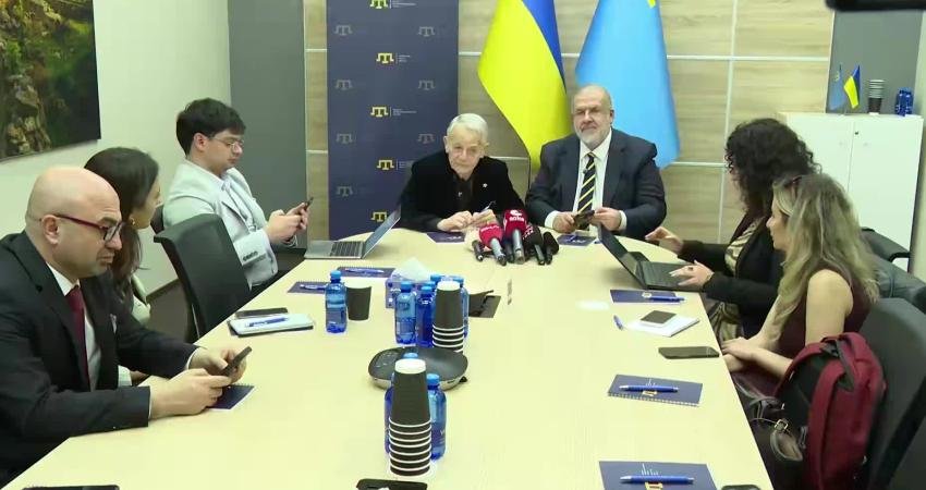 Kırım Tatar halkının lideri Mustafa Kırımoğlu, bir grup Türk gazeteciye