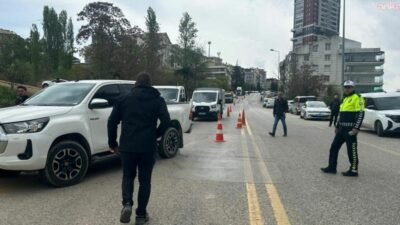 Ankara’nın Çankaya ilçesine bağlı Kırkkonaklar Mahallesi’nde, su yüklü kamyonun kontrolden