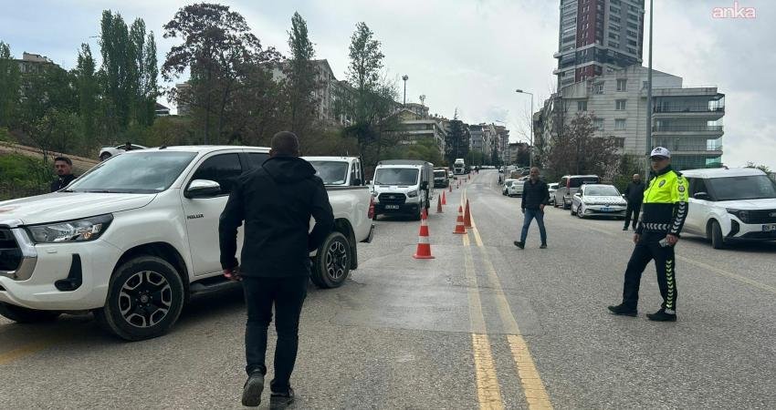 Ankara’nın Çankaya ilçesine bağlı Kırkkonaklar Mahallesi’nde, su yüklü kamyonun kontrolden
