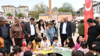 Kırşehir Belediyesi'nin Ahi Külliyesi alanında düzenlediği Anneler Günü programına çok sayıda