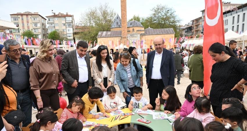 Kırşehir Belediyesi'nin Ahi Külliyesi alanında düzenlediği Anneler Günü programına çok sayıda