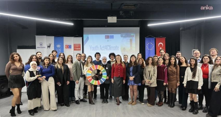 İklim kriziyle mücadelede gençlerin fikirlerine alan açan Konak Belediyesi, Bloomberg