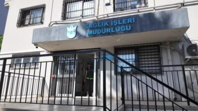 Konak Belediyesi’nin ücretsiz "Engelsiz Servis" hizmeti sayesinde akülü sandalye kullanıcısı
