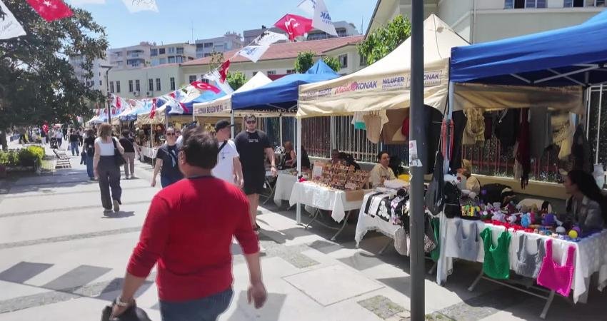 Konak Belediyesi’nin Anneler Günü El Emeği Kermesi, Dominik Caddesi’nde ziyaretçileri