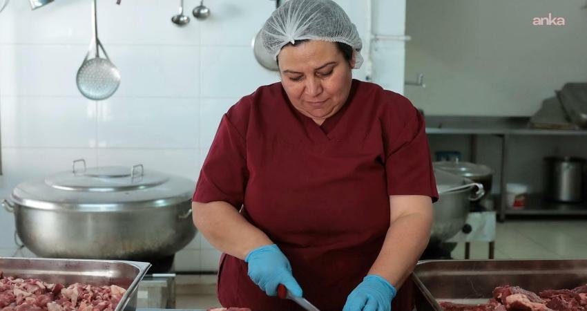 Konak’ta bayram iyiliğe dönüştü Konak Belediyesi, Kurban Bayramı’nda yardımsever vatandaşların bağışladığı kurban etlerini ihtiyaç