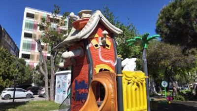 İzmir’de Konak Belediyesi Park ve Bahçeler Müdürlüğü ekipleri, havaların ısınmasıyla