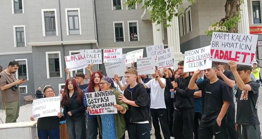 Köyceğiz’de “polisten kaçarken” ölen Efecan Bayram için adalet eylemi Muğla'nın Ortaca ilçesinde 16 yaşındaki Efecan Bayram'ın motosiklet kullanırken hayatını