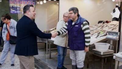 Kuşadası Belediye Başkan Vekili Tahsin Demirtaş, Kuşadası Balık Pazarı ziyaretinde balıkçı esnafının