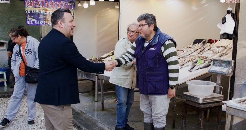 Kuşadası Belediye Başkan Vekili Tahsin Demirtaş, Kuşadası Balık Pazarı ziyaretinde balıkçı esnafının