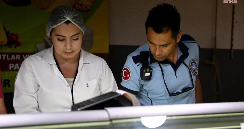 Kuşadası Belediyesi ekipleri, yaklaşan Kurban Bayramı öncesinde ilçe genelinde gıda