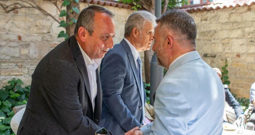 Kuşadası protokolü, vatandaşlarla bayramlaştı Kuşadası protokolü, Kurban Bayramı’nın ilk gününde İbramaki Sanat Galerisi’nde düzenlenen