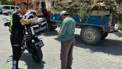 Kuşadası Belediyesi Zabıta Müdürlüğü ekipleri, Karaova Mahallesi’nde hafriyat taşıma sırasında