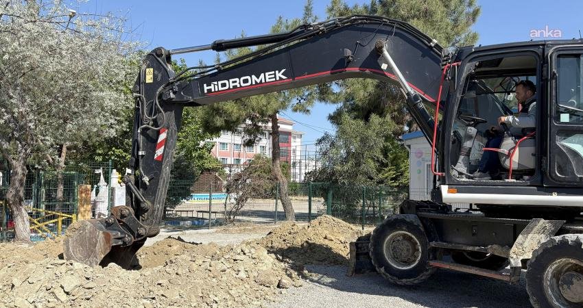 Kuşadası Belediyesi, inşaat sahalarında kesilme riski bulunan ağaçları yerinden sökerek