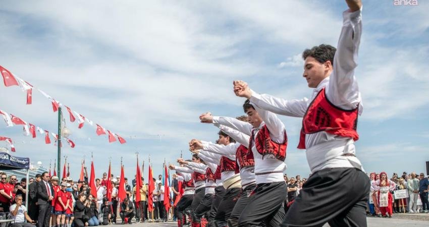Kuşadası’nda 19 Mayıs coşkuyla kutlanıyor Kuşadası’nda 19 Mayıs Atatürk’ü Anma Gençlik ve Spor Bayramı, folklor,