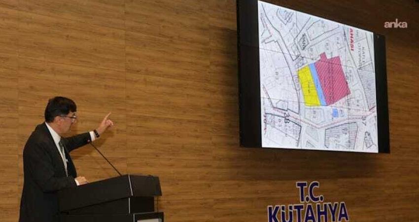 Kütahya Belediye Başkanı Eyüp Kahveci, pazar esnafıyla belediyenin konferans salonunda