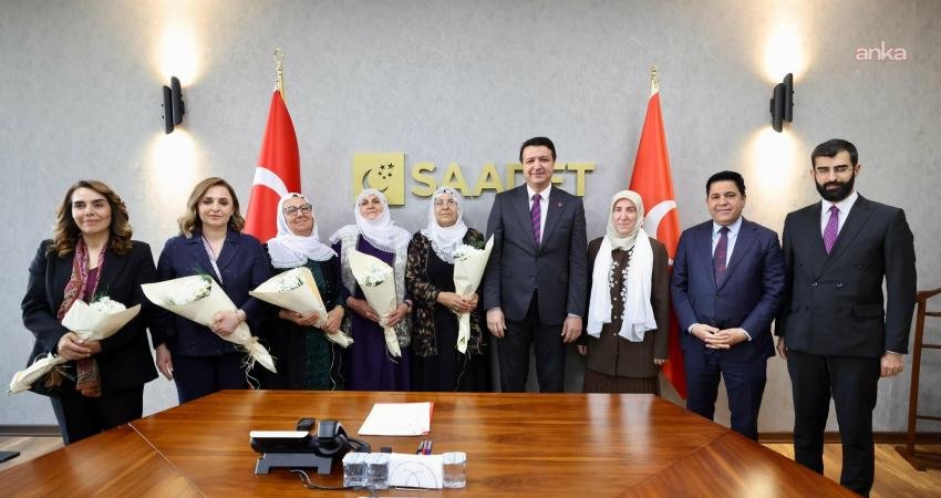 Saadet Partisi Genel Başkanı Mahmut Arıkan, Barış Anneleri İnisiyatifi üyeleriyle
