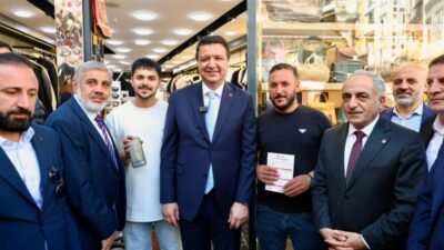 Saadet Partisi Genel Başkanı Mahmut Arıkan, İstanbul Mahmutpaşa’da esnafla bir