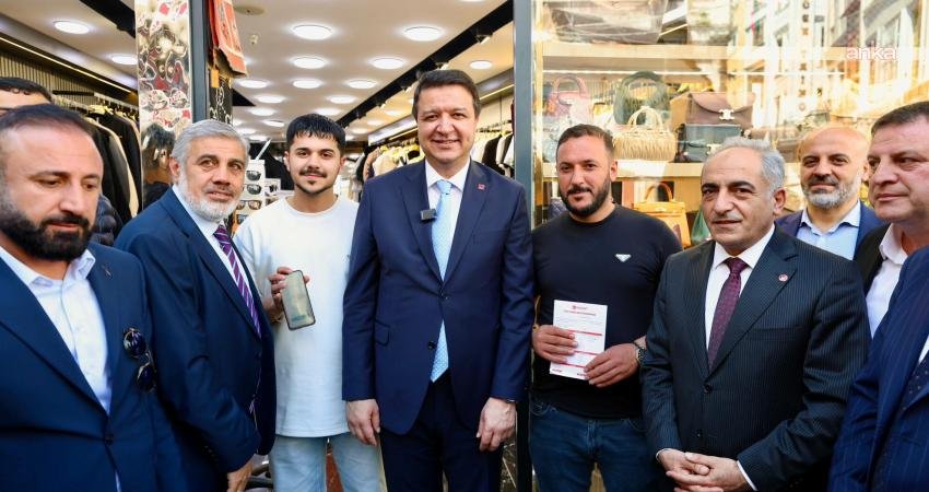 Saadet Partisi Genel Başkanı Mahmut Arıkan, İstanbul Mahmutpaşa’da esnafla bir