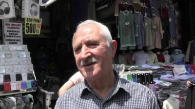 Mahmutpaşa’da alıcı da satıcı da dertli: “Aileler bayramı birlikte geçirmiyor, insan insanı kaldıramaz oldu, tat tuz yok… Gözlerde fer söndü… Kriz büyük” İstanbul'da bayram alışverişi dendi mi ilk akla gelen adreslerden Mahmutpaşa'da
