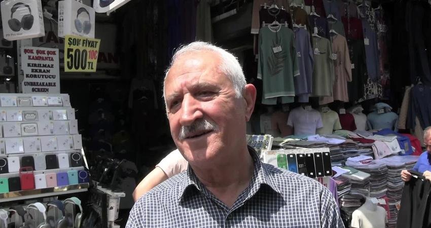 Mahmutpaşa’da alıcı da satıcı da dertli: “Aileler bayramı birlikte geçirmiyor, insan insanı kaldıramaz oldu, tat tuz yok… Gözlerde fer söndü… Kriz büyük” İstanbul'da bayram alışverişi dendi mi ilk akla gelen adreslerden Mahmutpaşa'da