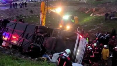 Malatya'da, bir yolcu otobüsünün şarampole devrilmesi sonucu ilk belirlemelere göre