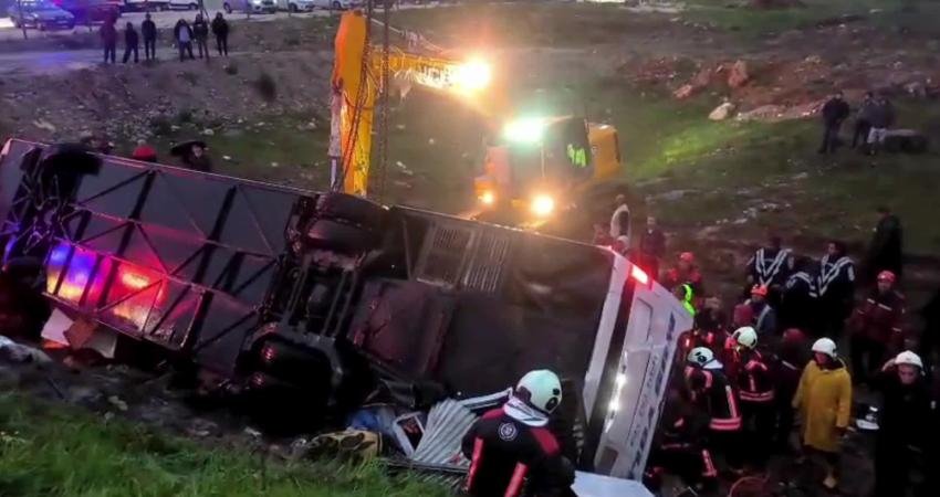Malatya'da, bir yolcu otobüsünün şarampole devrilmesi sonucu ilk belirlemelere göre