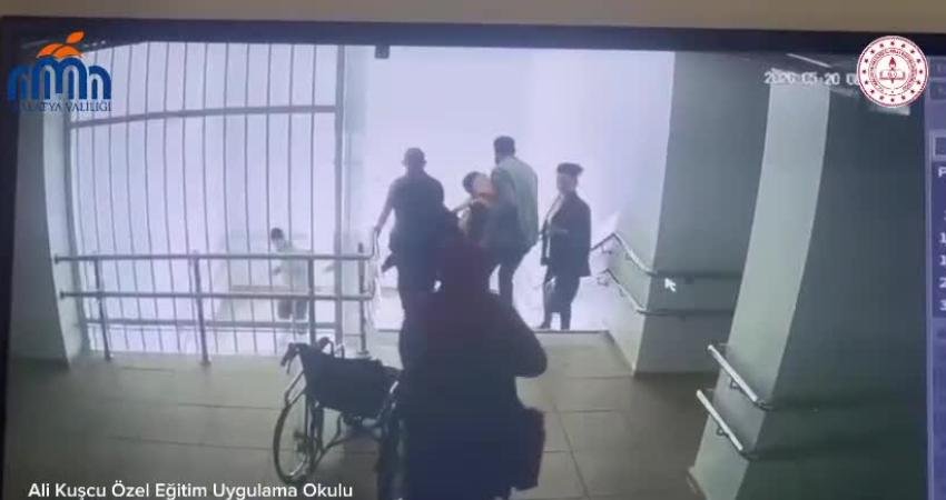 Malatya’da deprem… Özel eğitim okullarında öğretmenler engelli öğrencileri kucaklayarak tahliye etti Malatya’da meydana gelen 5,6 büyüklüğündeki deprem sırasında özel eğitim okullarında
