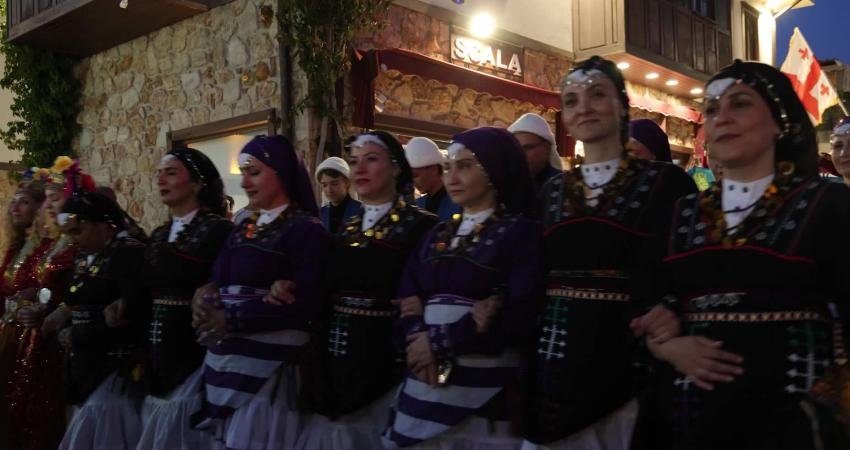 Manavgat Belediyesi tarafından düzenlenen Uluslararası Halk Dansları Festivali, Side Antik