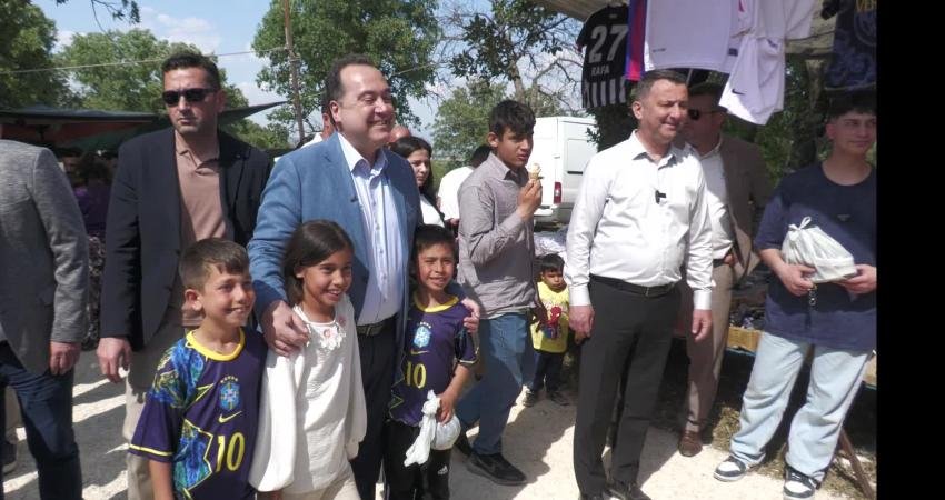 Manisa’da Hıdırellez kutlamaları, Cumhuriyet Meydanı'nda düzenlenen Hüsnü Şenlendirici konseri ile taçlandı.