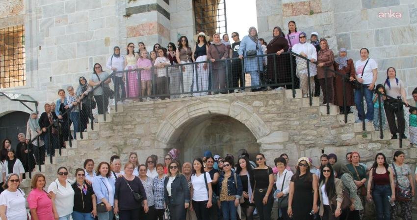 Manisa Büyükşehir Belediyesi’nin düzenlediği kültür gezileri kapsamında Manisalı vatandaşların Efes